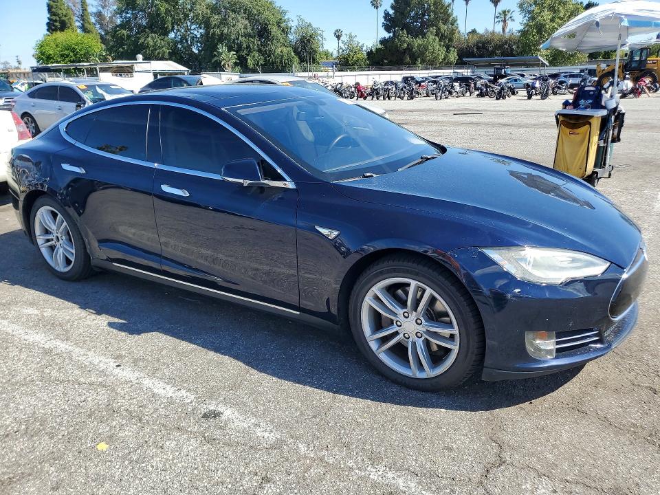 51179126 :رقم المزاد ، 5YJSA1CP1DFP09872 vin ، 2013 Tesla Model S مزاد بيع