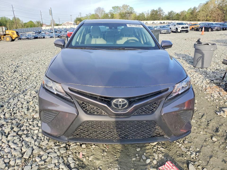48779836 :رقم المزاد ، 4T1B11HK3JU633650 vin ، 2018 Toyota Camry مزاد بيع