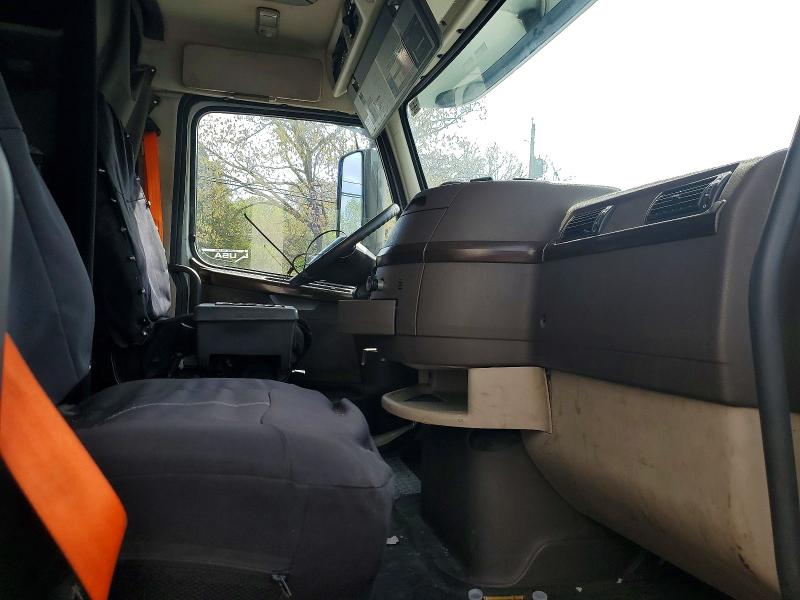 2017 Volvo Vnl მანქანა იყიდება აუქციონზე, vin: 4V4NC9TH2HN988274, აუქციონის ნომერი: 49796986