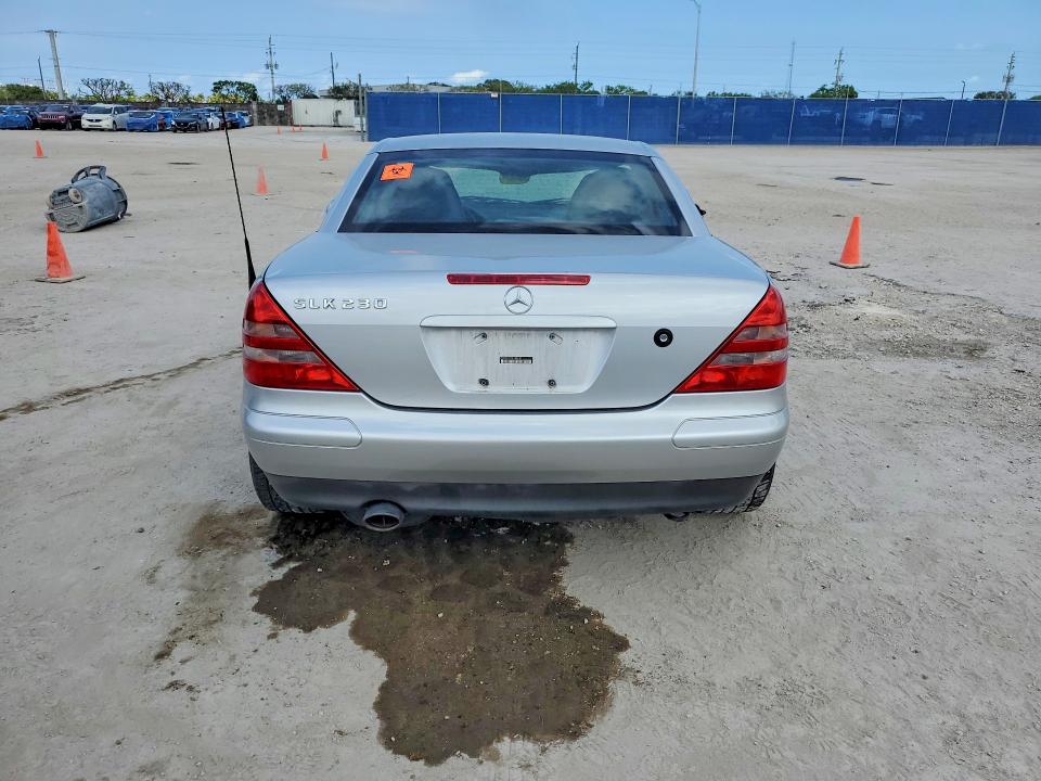 51835986 :رقم المزاد ، WDBKK47F4YF163147 vin ، 2000 Mercedes-benz Slk مزاد بيع