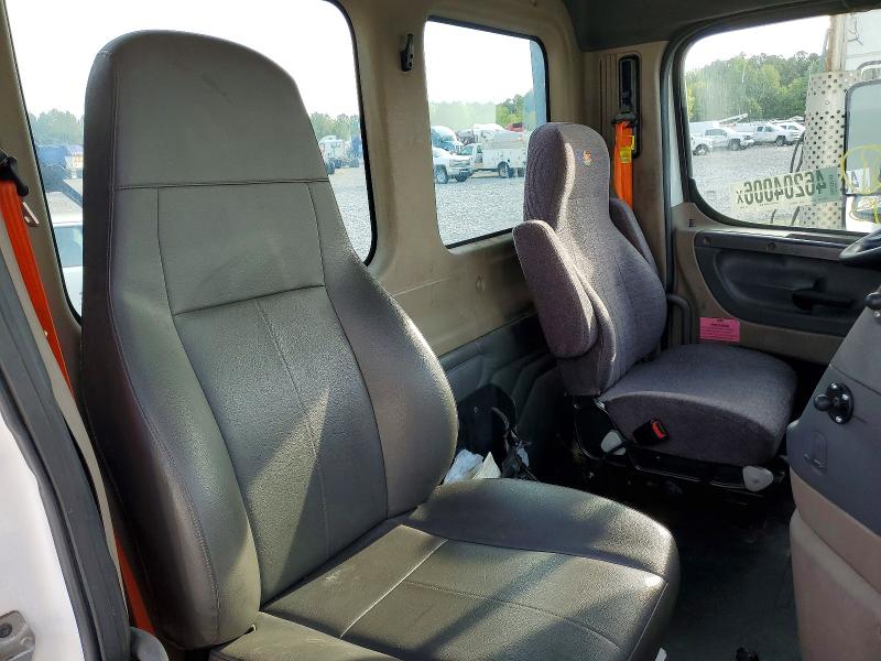 46204006 :رقم المزاد ، 1FUBGEDV0ELFT4298 vin ، 2014 Freightliner Cascadia مزاد بيع