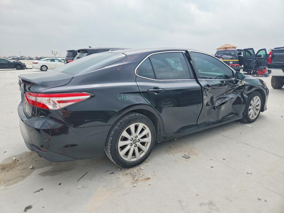 51317316 :رقم المزاد ، 4T1B11HK2JU082806 vin ، 2018 Toyota Camry مزاد بيع