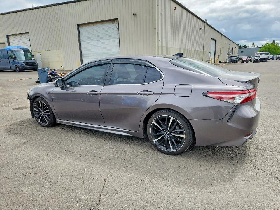 51209816 :رقم المزاد ، 4T1BZ1HK1JU006924 vin ، 2018 Toyota Camry مزاد بيع