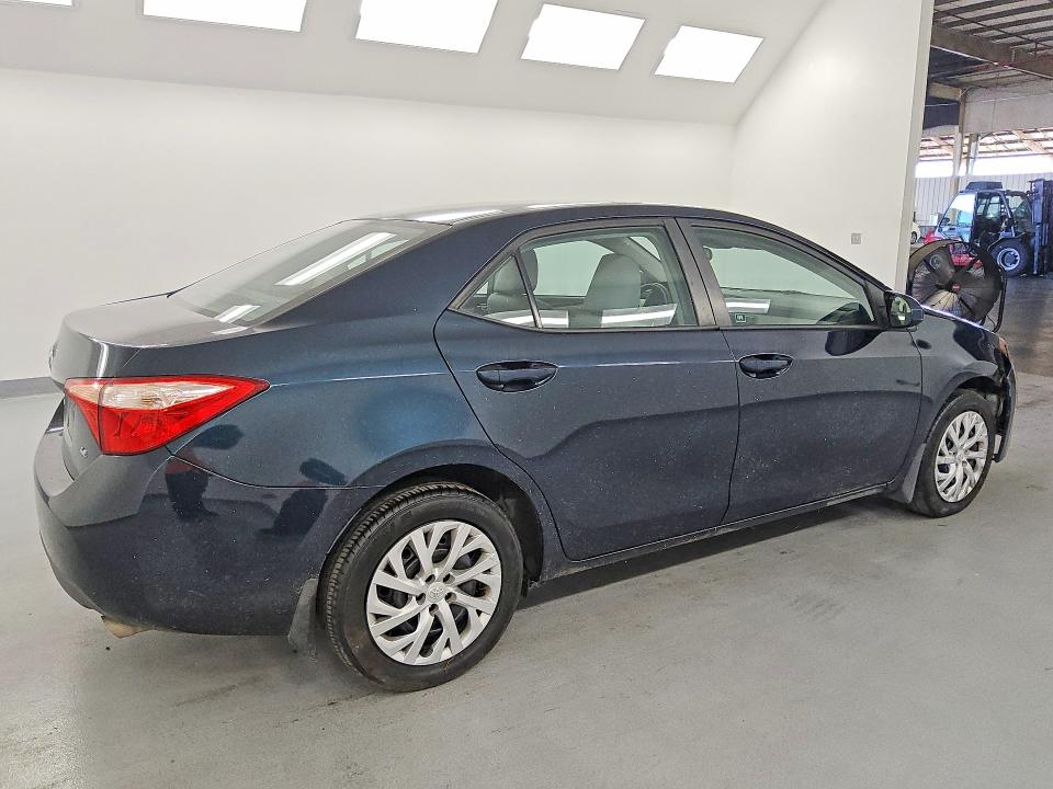 47703836 :رقم المزاد ، 5YFBURHE2JP775554 vin ، 2018 Toyota Corolla مزاد بيع