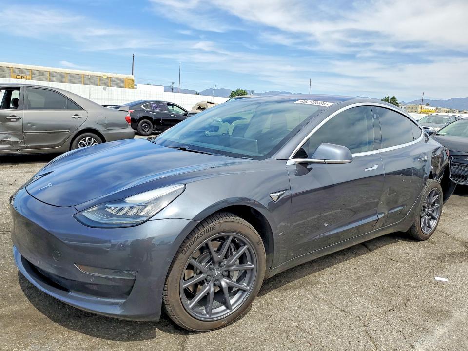48292086 :رقم المزاد ، 5YJ3E1EA8JF051531 vin ، 2018 Tesla Model 3 مزاد بيع