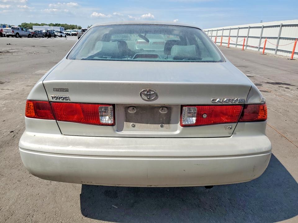 50631286 :رقم المزاد ، 4T1BF28K0YU111026 vin ، 2000 Toyota Camry مزاد بيع