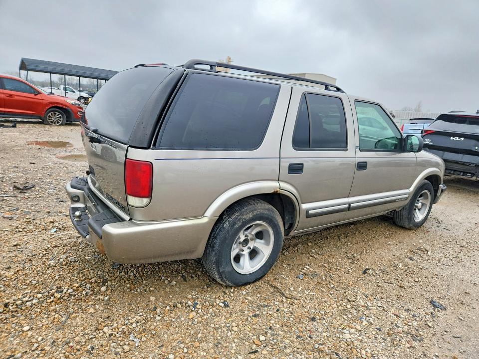 49545406 :رقم المزاد ، 1GNCS13W0Y2152672 vin ، 2000 Chevrolet Blazer مزاد بيع