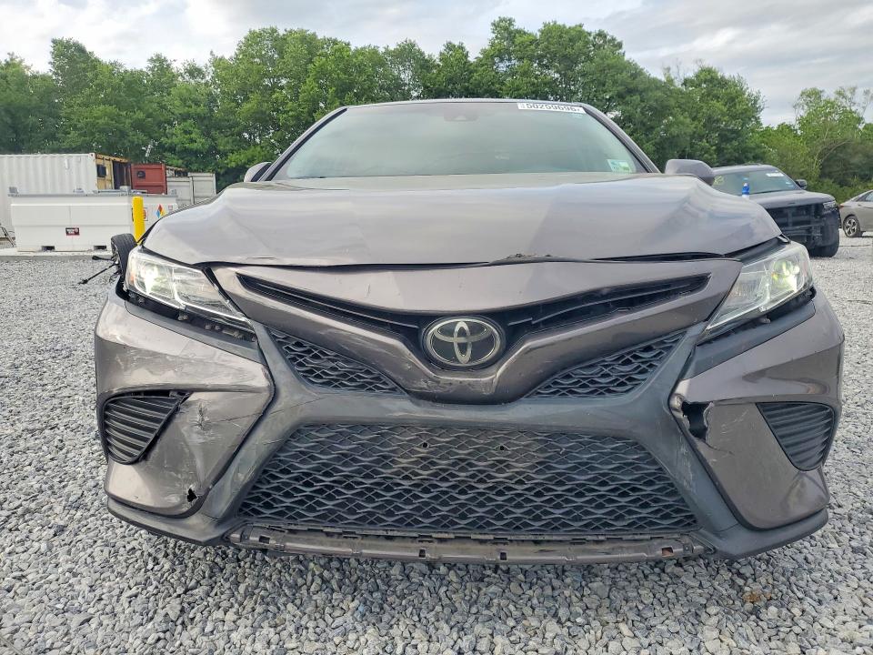 50259696 :رقم المزاد ، 4T1B11HK2JU573490 vin ، 2018 Toyota Camry مزاد بيع
