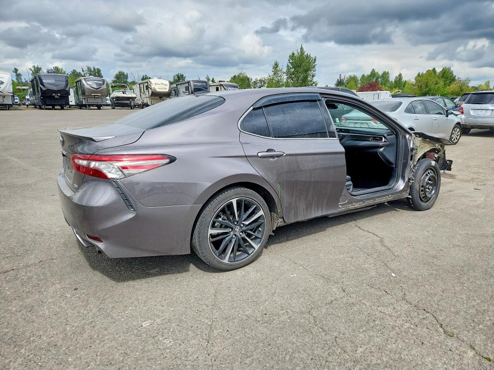 51209816 :رقم المزاد ، 4T1BZ1HK1JU006924 vin ، 2018 Toyota Camry مزاد بيع