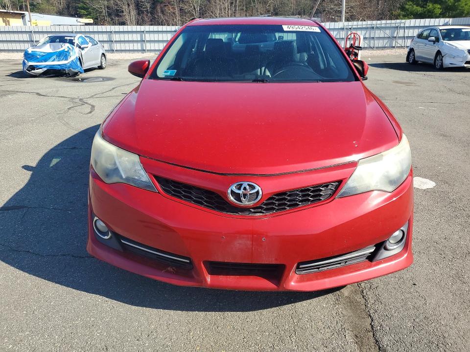 49542546 :رقم المزاد ، 4T1BF1FK7EU857935 vin ، 2014 Toyota Camry مزاد بيع
