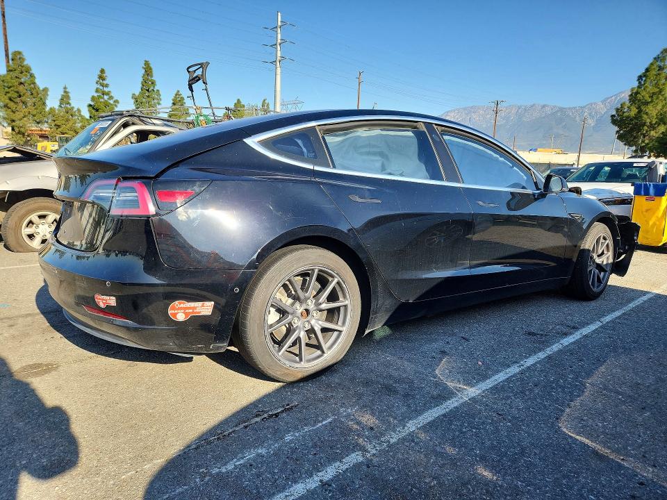 49979616 :رقم المزاد ، 5YJ3E1EA6JF042052 vin ، 2018 Tesla Model 3 مزاد بيع