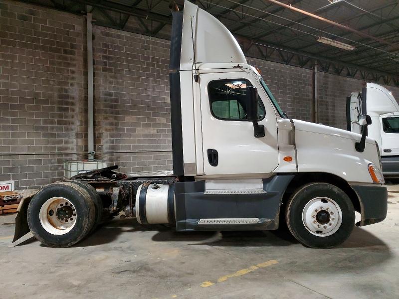 Продажа на аукционе авто 2016 Freightliner Cascadia 125, vin: 1FUBGEDV8GLHC5711, номер лота: 46205946