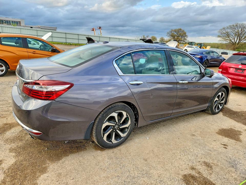 51326646 :رقم المزاد ، 1HGCR3F03HA019032 vin ، 2017 Honda Accord مزاد بيع