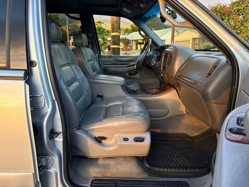 50707326 :رقم المزاد ، 5LMFU28A8YLJ24804 vin ، 2000 Lincoln Townhouse Navigator مزاد بيع