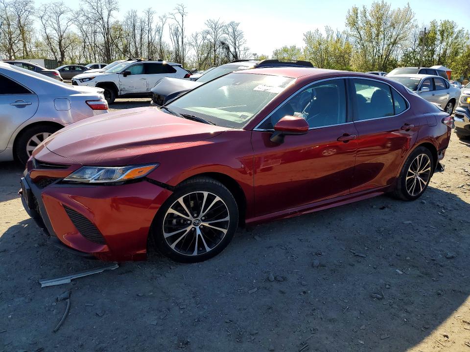 48926296 :رقم المزاد ، 4T1B11HK9JU573406 vin ، 2018 Toyota Camry مزاد بيع