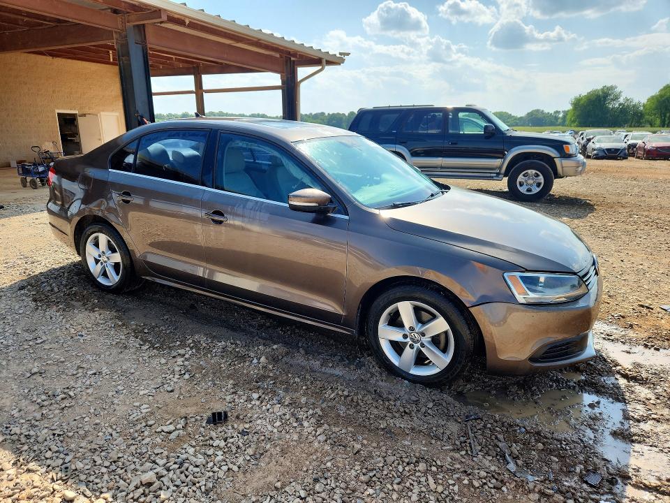 51144716 :رقم المزاد ، 3VWLL7AJ0EM432402 vin ، 2014 Volkswagen Jetta مزاد بيع