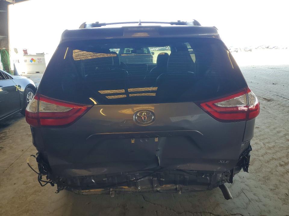 2018 Toyota Sienna მანქანა იყიდება აუქციონზე, vin: 5TDYZ3DC6JS941028, აუქციონის ნომერი: 50369216