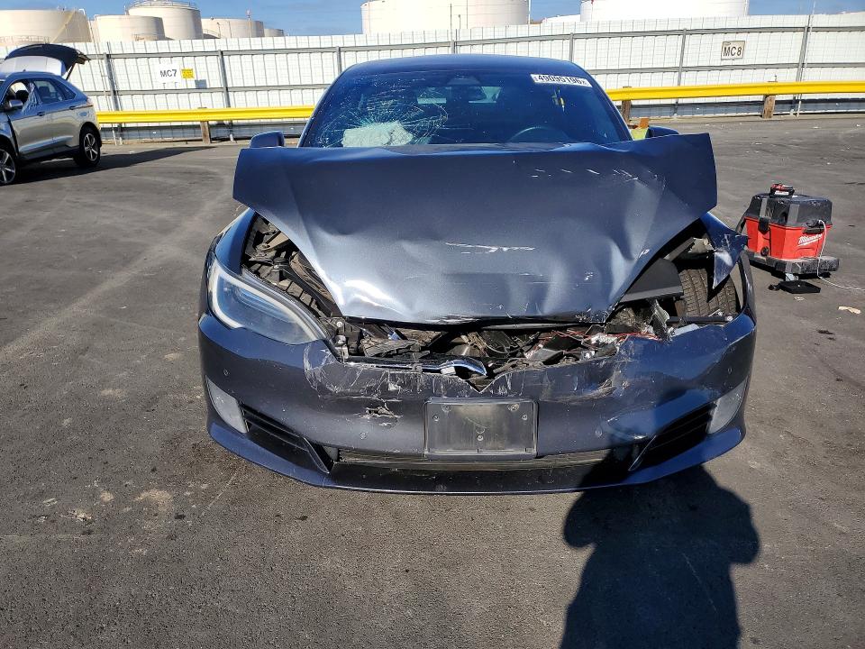 49095196 :رقم المزاد ، 5YJSA1E20HF211086 vin ، 2017 Tesla Model S مزاد بيع