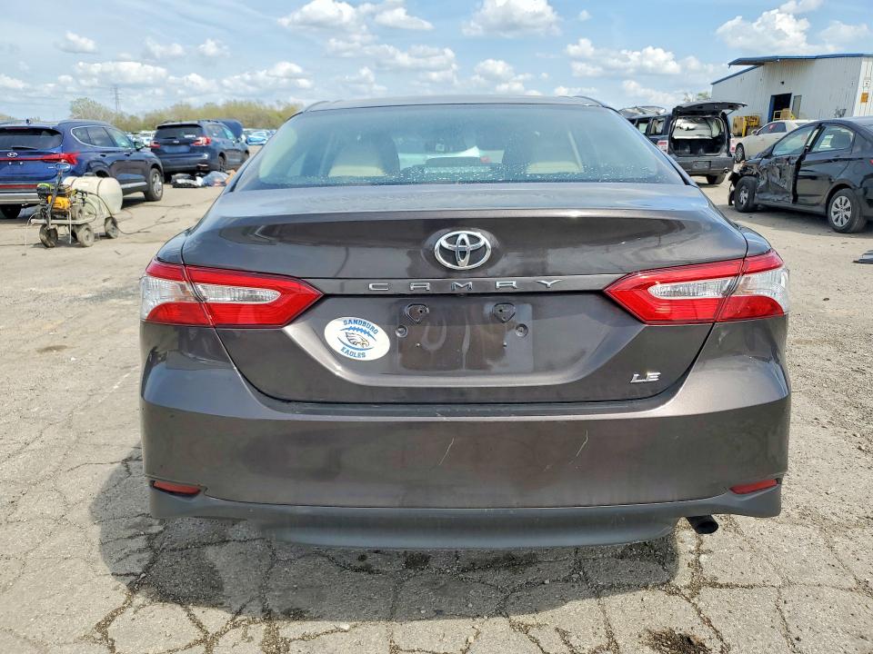 50923896 :رقم المزاد ، 4T1B11HK3JU621482 vin ، 2018 Toyota Camry مزاد بيع