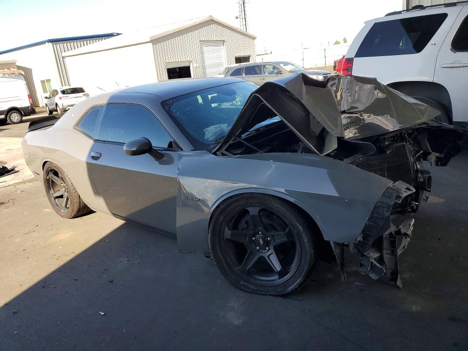 47662556 :رقم المزاد ، 2C3CDZBT0JH128107 vin ، 2018 Dodge Challenger مزاد بيع