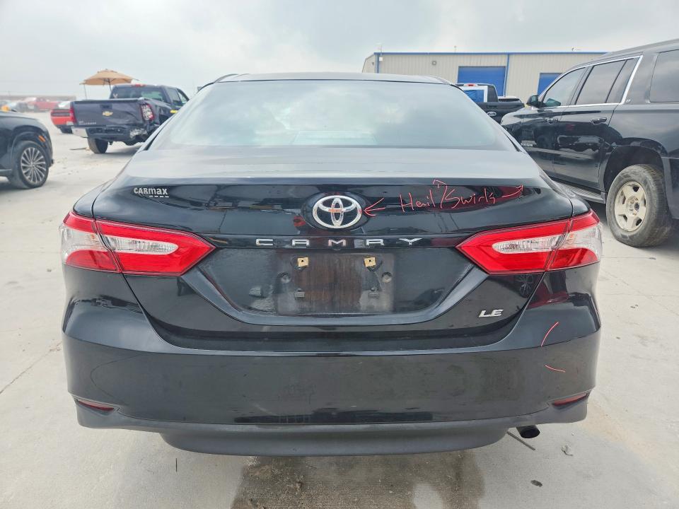 51317316 :رقم المزاد ، 4T1B11HK2JU082806 vin ، 2018 Toyota Camry مزاد بيع