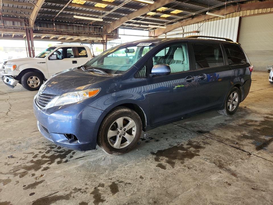 50925916 :رقم المزاد ، 5TDKZ3DC2HS830931 vin ، 2017 Toyota Sienna مزاد بيع