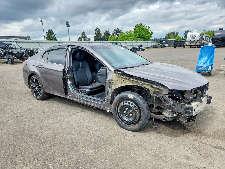 51209816 :رقم المزاد ، 4T1BZ1HK1JU006924 vin ، 2018 Toyota Camry مزاد بيع