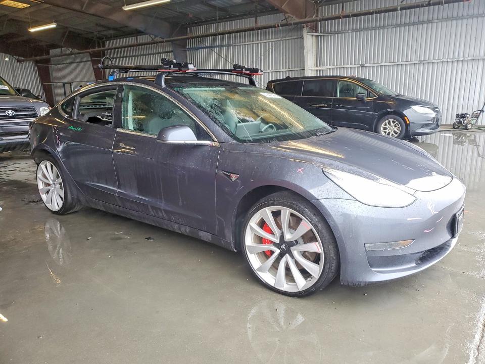 49447566 :رقم المزاد ، 5YJ3E1EB8JF083081 vin ، 2018 Tesla Model 3 مزاد بيع