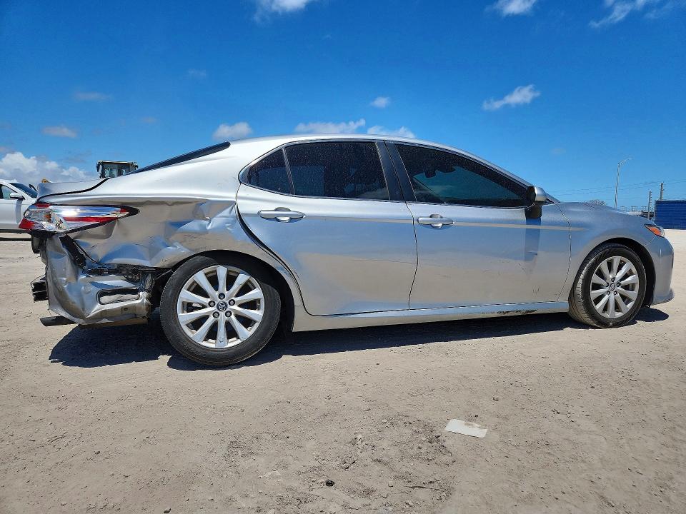 50329866 :رقم المزاد ، 4T1B11HK3JU580688 vin ، 2018 Toyota Camry مزاد بيع