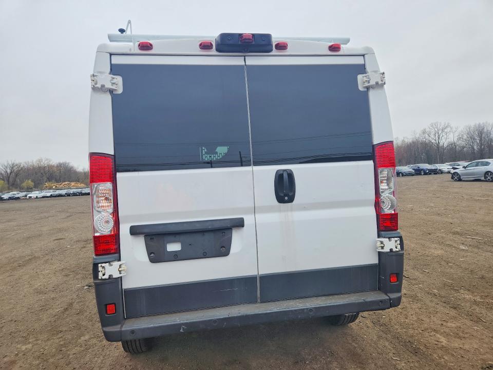 48763336 :رقم المزاد ، 3C6TRVAG2JE120975 vin ، 2018 Ram Promaster 1500 مزاد بيع