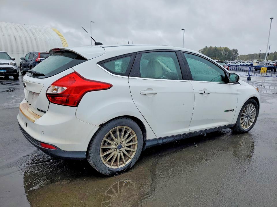 2014 Ford Focus მანქანა იყიდება აუქციონზე, vin: 1FADP3R49EL274121, აუქციონის ნომერი: 51825416