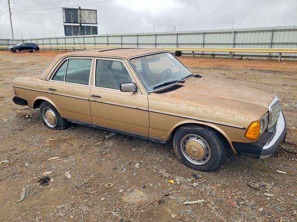 51351846 :رقم المزاد ، WDBAB23A4CB327183 vin ، 1982 Mercedes-benz 240 مزاد بيع