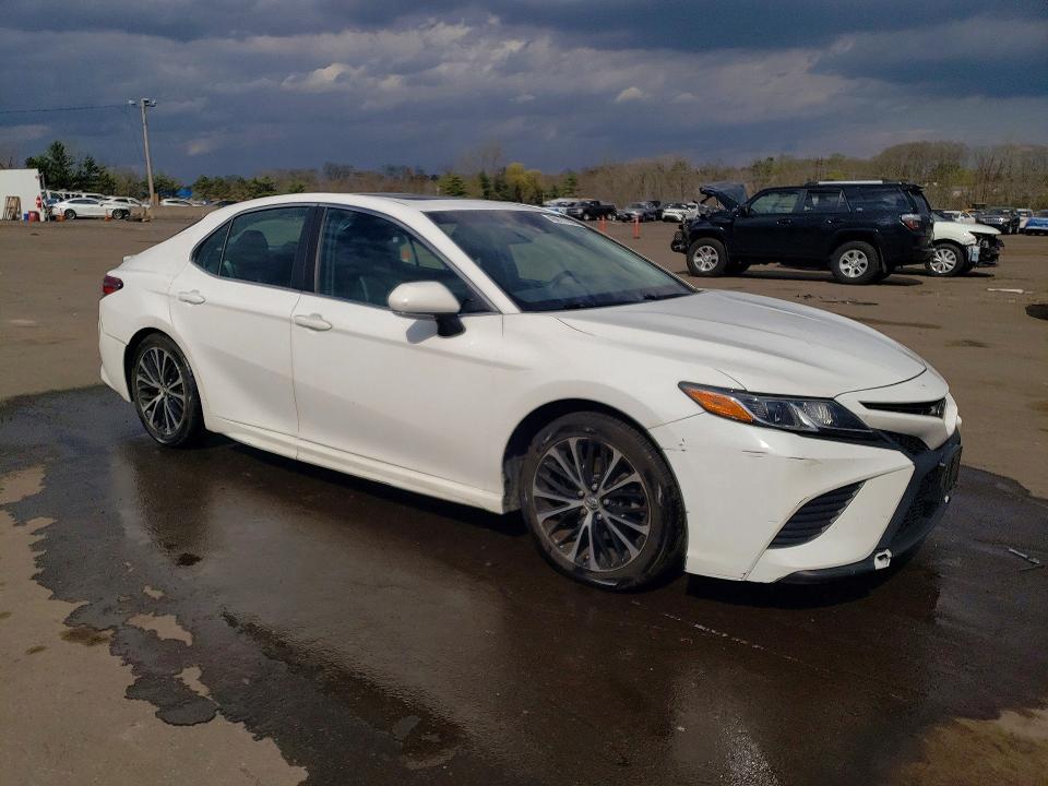 49811796 :رقم المزاد ، 4T1B11HK6JU110588 vin ، 2018 Toyota Camry مزاد بيع