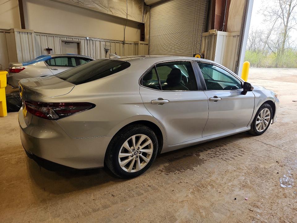 51606296 :رقم المزاد ، 4T1C11AK6MU470317 vin ، 2021 Toyota Camry مزاد بيع