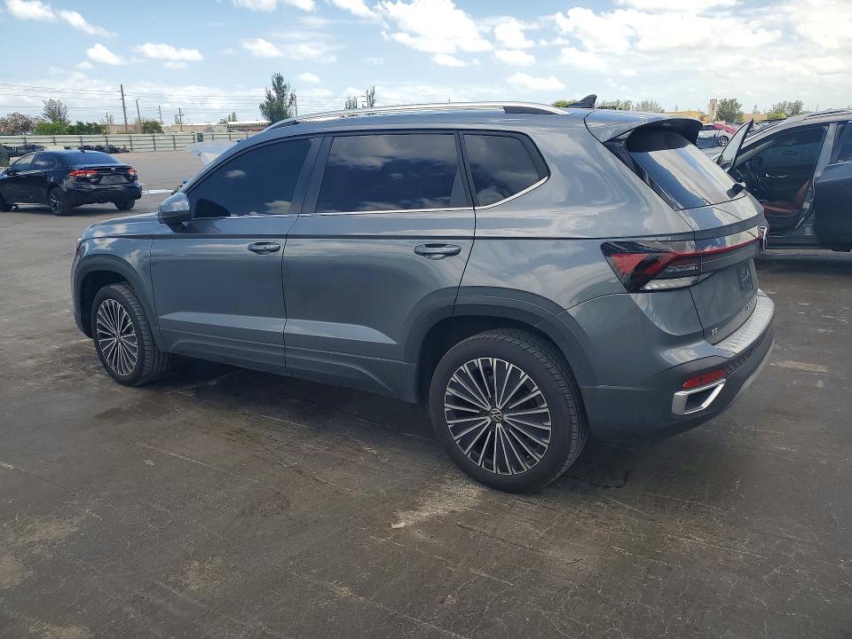 50543026 :رقم المزاد ، 3VVEC7B28SM015805 vin ، 2025 Volkswagen Taos مزاد بيع