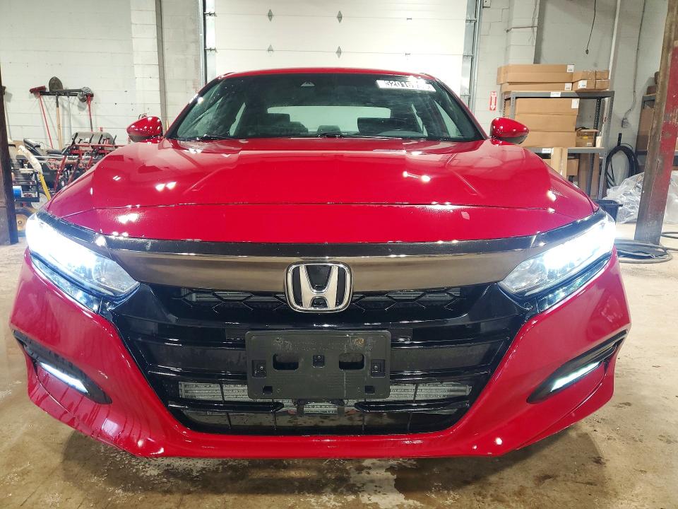 52016936 :رقم المزاد ، 1HGCV1F36JA812129 vin ، 2018 Honda Accord مزاد بيع