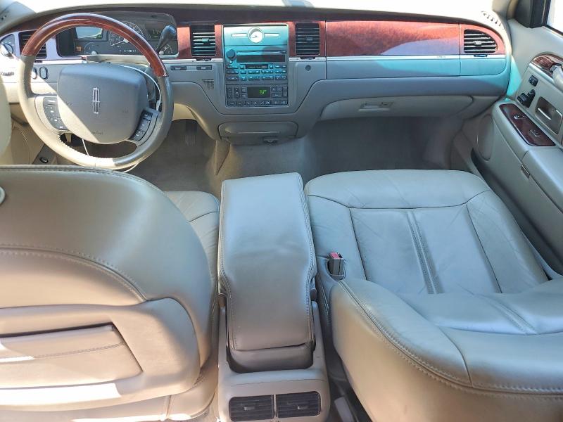 49393216 :رقم المزاد ، 1LNHM82W85Y611700 vin ، 2005 Lincoln Town Car مزاد بيع