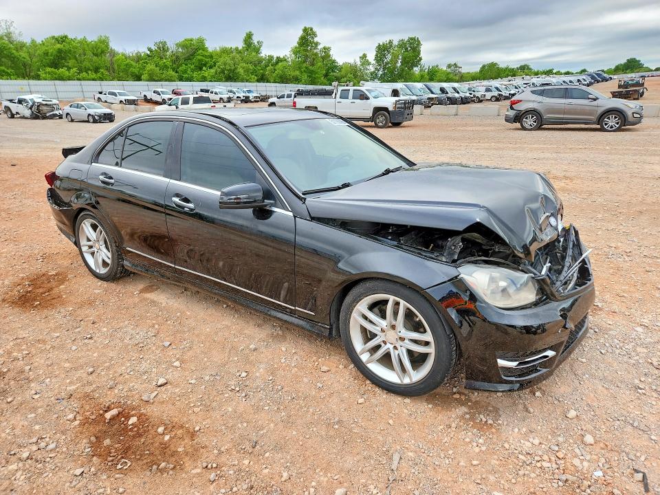 2012 Mercedes Benz C მანქანა იყიდება აუქციონზე, vin: WDDGF4HB8CR213438, აუქციონის ნომერი: 51199726
