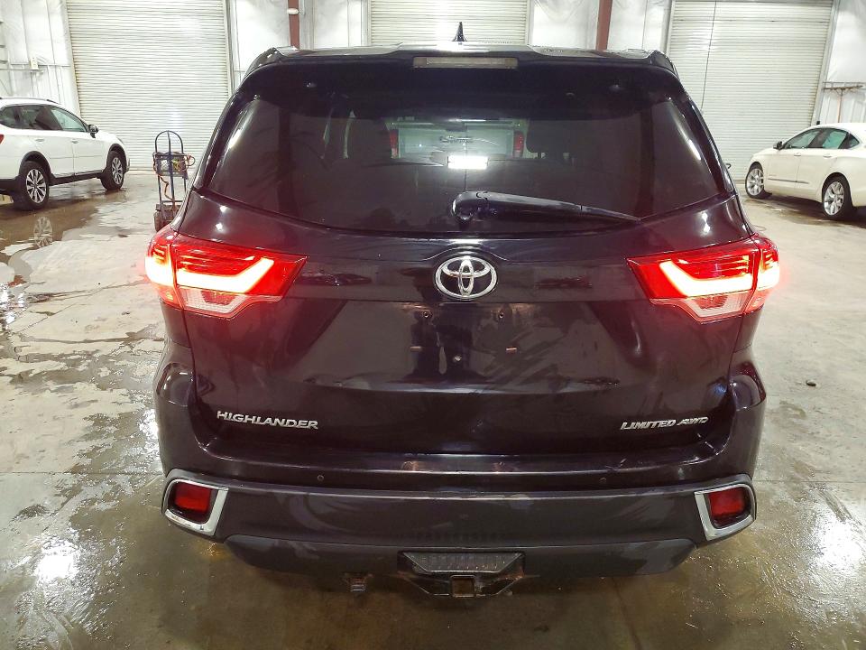 51865346 :رقم المزاد ، 5TDDZRFH8JS877830 vin ، 2018 Toyota Highlander مزاد بيع