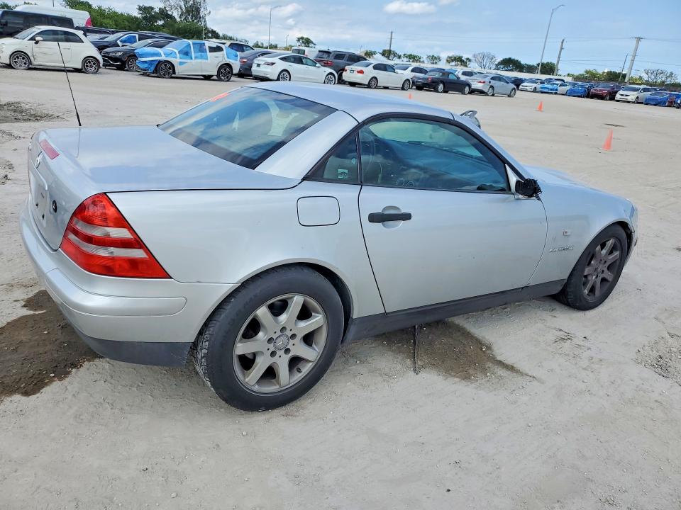 51835986 :رقم المزاد ، WDBKK47F4YF163147 vin ، 2000 Mercedes-benz Slk مزاد بيع