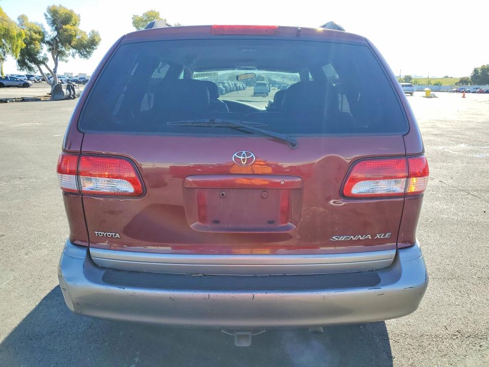 51009026 :رقم المزاد ، 4T3ZF13C82U490364 vin ، 2002 Toyota Sienna مزاد بيع