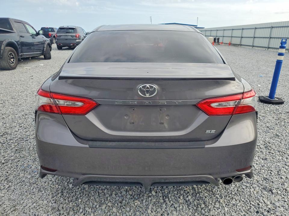 50259696 :رقم المزاد ، 4T1B11HK2JU573490 vin ، 2018 Toyota Camry مزاد بيع