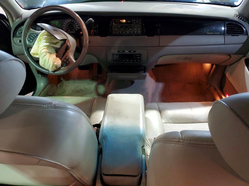 49872696 :رقم المزاد ، 1LNHM82W82Y660732 vin ، 2002 Lincoln Town Car مزاد بيع