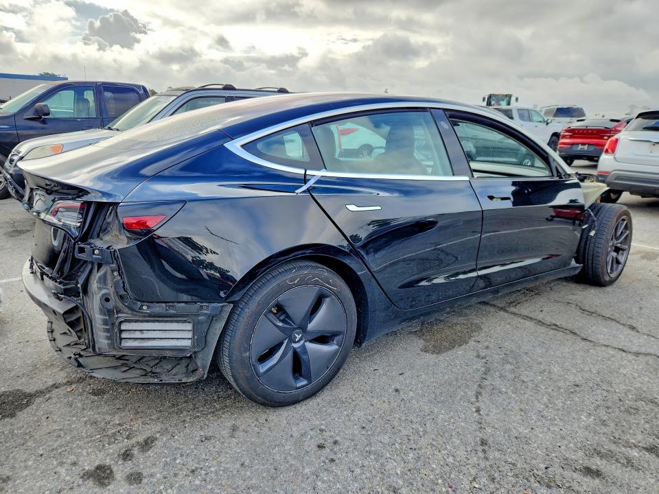 49628246 :رقم المزاد ، 5YJ3E1EA3JF166070 vin ، 2018 Tesla Model 3 مزاد بيع