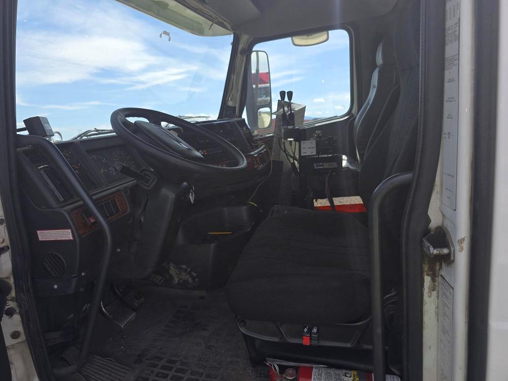 47402156 :رقم المزاد ، 4V5KC9UF72N332381 vin ، 2002 Volvo Vhd مزاد بيع