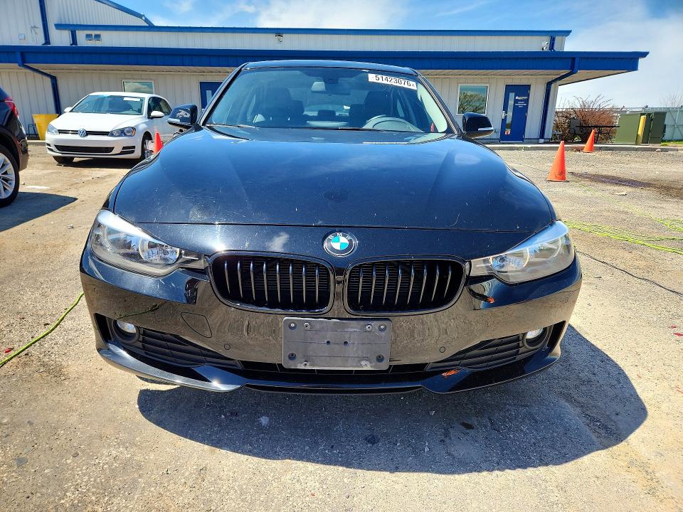 51423076 :رقم المزاد ، WBA3C3G52FNT52416 vin ، 2015 Bmw 320 مزاد بيع