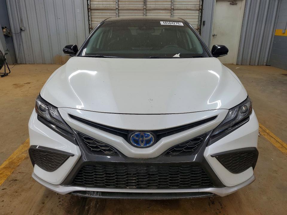48504276 :رقم المزاد ، 4T1K31AK0NU033257 vin ، 2022 Toyota Camry Hybrid مزاد بيع