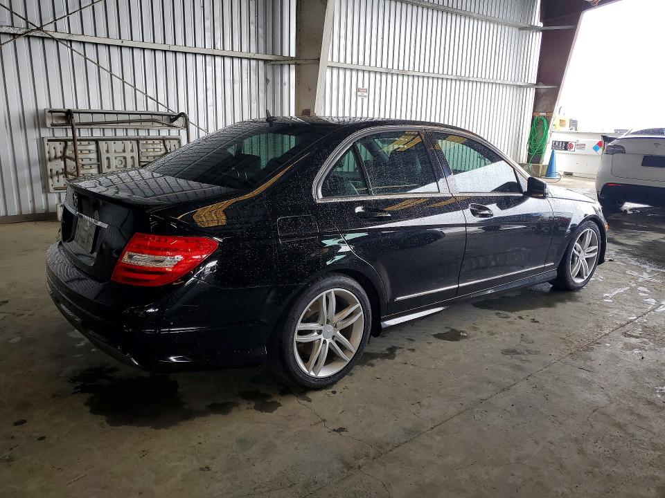 Продажа на аукционе авто 2013 Mercedes-benz C, vin: WDDGF4HB7DA779400, номер лота: 50778076