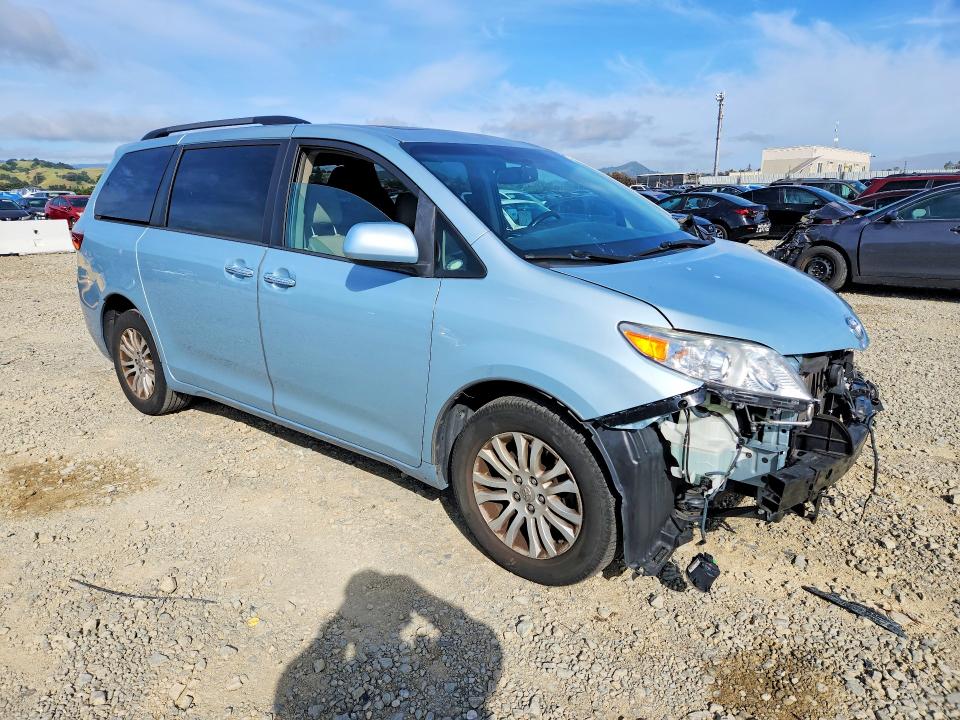 2017 Toyota Sienna მანქანა იყიდება აუქციონზე, vin: 5TDYZ3DC0HS888854, აუქციონის ნომერი: 50131776