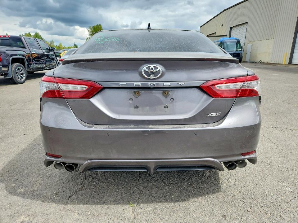 51209816 :رقم المزاد ، 4T1BZ1HK1JU006924 vin ، 2018 Toyota Camry مزاد بيع